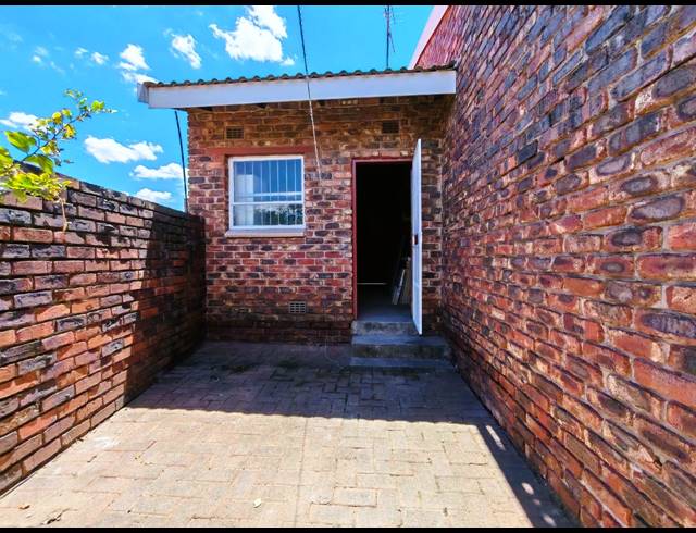 2 BEDROOM TOWNHOUSE FOR SALE IN THREE RIVERS